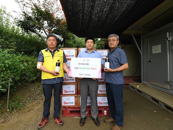 ▲(주)에스티엠이 연화마을푸드뱅크를 통해 500만원 상당의 식료품을 기증했다. 