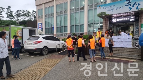 ▲ 물품을 나르고 있는 연화마을 봉사단