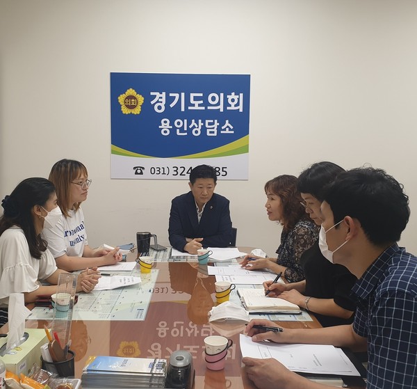 지석환의원,보평지구 공사로 인한 성산초등학교 피해대책 논의사진(사진제공 - 경기도의회)