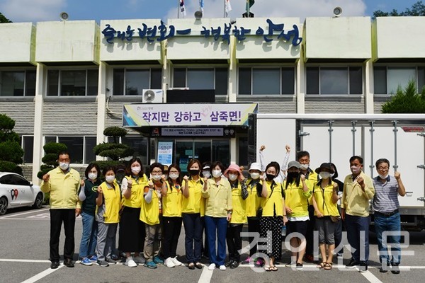           ▲김보라 안성시장과 백승기 도의원, 안정열 시의원이 자원봉사자들과 함께