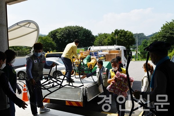 ▲이재용 연화마을 회장과  자원봉사자 그리고 백승기 도의원 