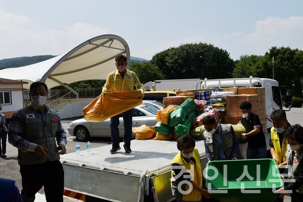   ▲백승기 도의원이 수해복구용품을 나르고 있다. 