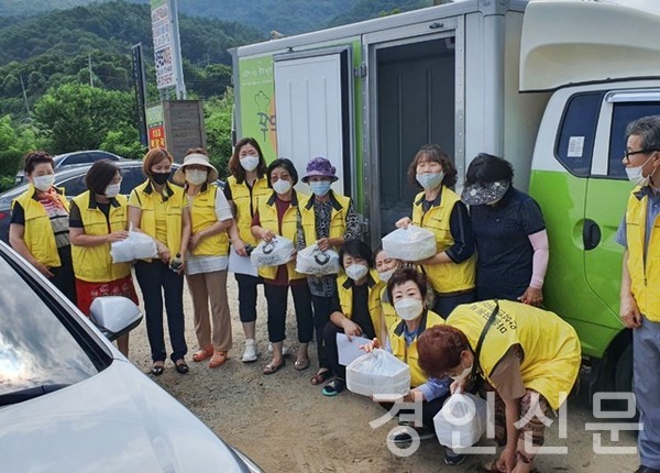 ▲급식봉사를 준비하고 있는 봉사자들  