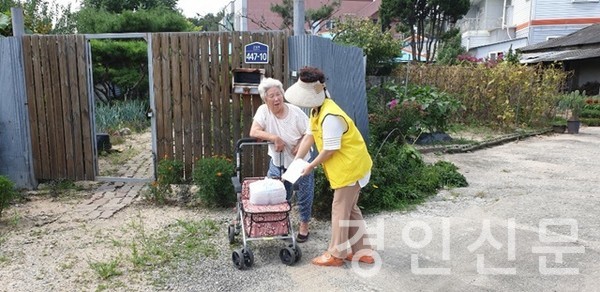 ▲도시락을 배달하고 있는 봉사자들 