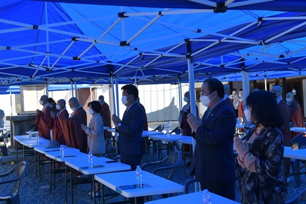 ▲거리두기를 실천하고 있는 관중석 