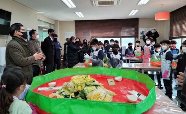                                                          ▲안성비룡초등학교와 미리내체험휴양마을이 1사1촌 협약을 맺었다. 