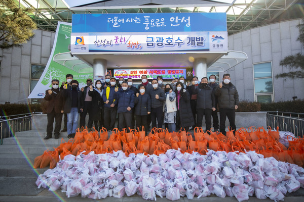                                                                                       ▲자원봉사자들께 식품구러미가 전달됐다.              