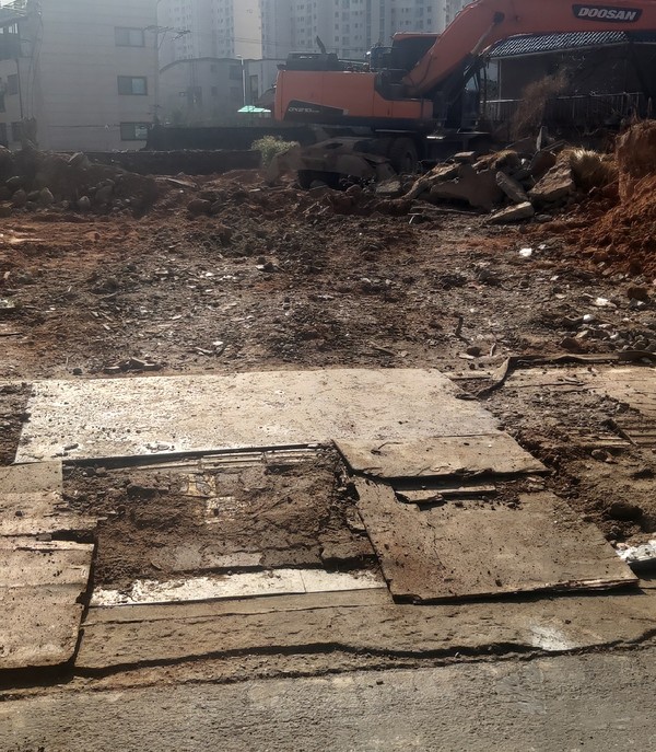 ▲ 서천초등학교 앞 공사현장에 파손된 진입 보도