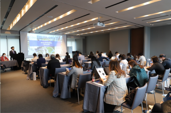 ▲ 사진 : 지난 4월 신라스테이 삼성에 입학설명회에 모인 참석자들