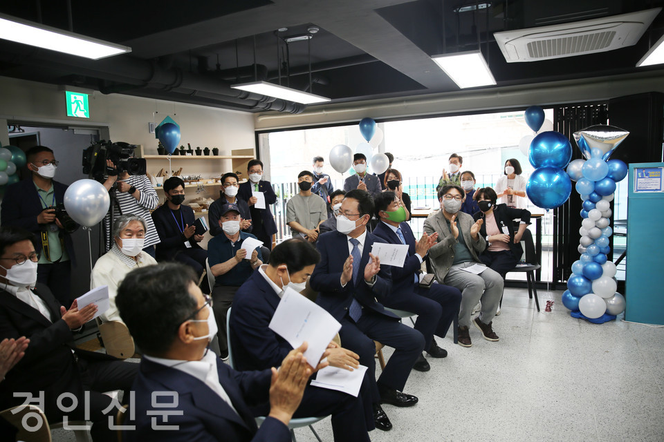 iH공사(인천도시공사)와 인천광역시가 인천형 영구임대주택 1만호 공급을 목표로 공동 추진하고 있는 「우리집 1만호 공급 프로젝트」의 신규 단지인 ‘옥련 우리집’ 입주를 축하하는 행사가 31일 오후 연수구 옥련동에서 열렸다. (사진제공- 인천도시공사)