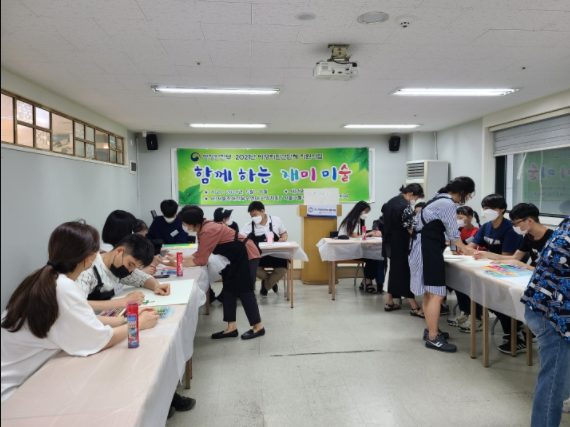 ▲참가자들이 강사진의 지도를 받으며 함께하는 재미 미술 프로그램의 수업을 하고 있다(사진제공=겨레사랑복지협의회)