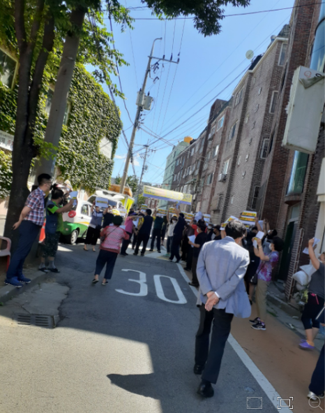       *사진 설명 = 화수화평구역 조합원 160여명은 최근 화수1동 일대에서 “정상적으로 재개발이 진행될 수 있도록 협조해 줄 것”을 요구하는 시위를 펼쳤다. (사진 독자제공)