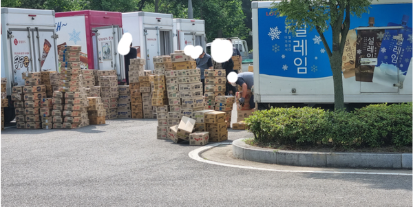 사진 = ▲아이스크림 회사 영업사원들이 회사의 규정을 어기며 주차장에서 박스를 교환하고 있다.