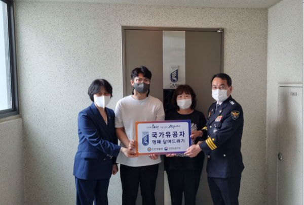 ▲사진= 오른쪽 김병구 인천경찰청장과 왼쪽 박현숙 인천보훈청장이 故 강명희 경감 유족들과 명패전달 후 사진촬영을 하고있다.