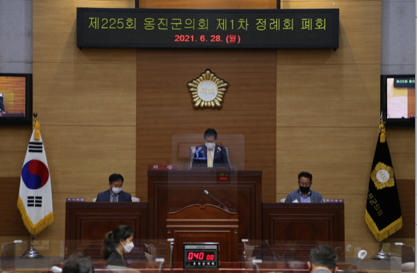 ▲사진 = 옹진군의회 조철수의장이 제225 회 정례회 폐회를 하고있다