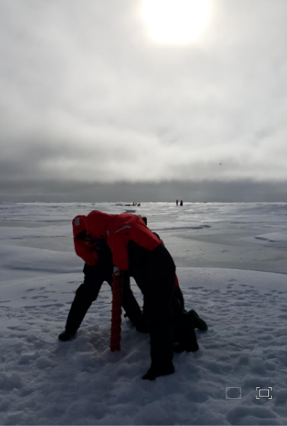  ▲ 사진 = 해빙 연못수, 눈 에 남아있는 미세플라스틱을 측정 하고 있다.