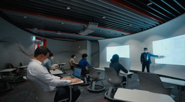 ▲ 사진= 써모피셔 싸이언티픽 디자인센터에서 최첨단 공정 솔루션 유전정보에 대해 설명하고 있다