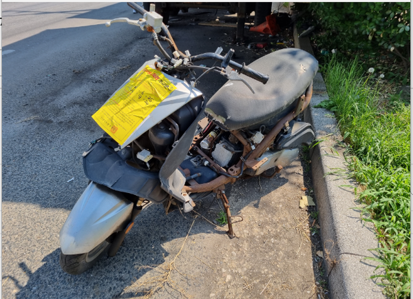 ▲사진 = 축항대로 86번길에  장기적으로 방치되있는  이륜차