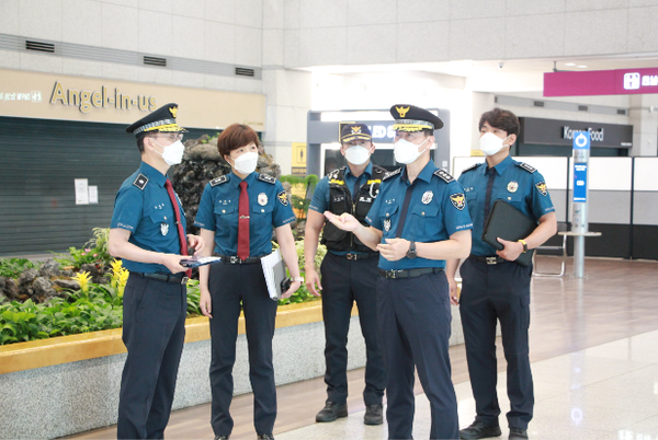 ▲사진 = 송민헌 인천청장이 현장근무자들을 격려하고 맡은 임무에 최선을 다 해달라고 당부하고있는 모습