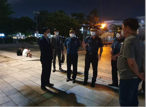 ▲사진 = 송민헌 청장이 단속원들에게 지시를 하고있다