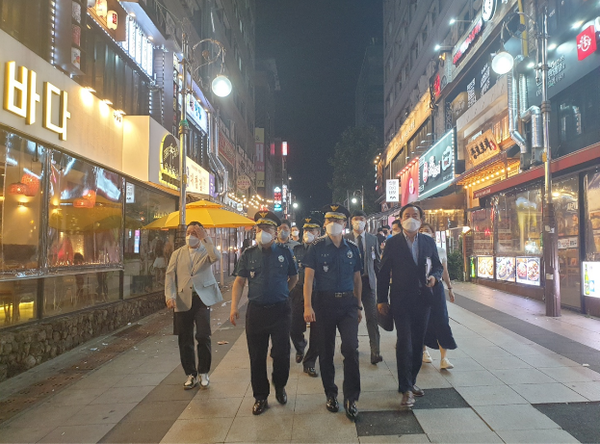 ▲사진= 맨 앞에 송민헌청장 로데오거리를 단속원들과 점검을 하고있다