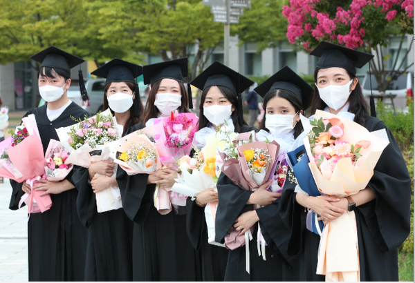 ▲사진 = 졸업식 기념 촬영을 하고있다.