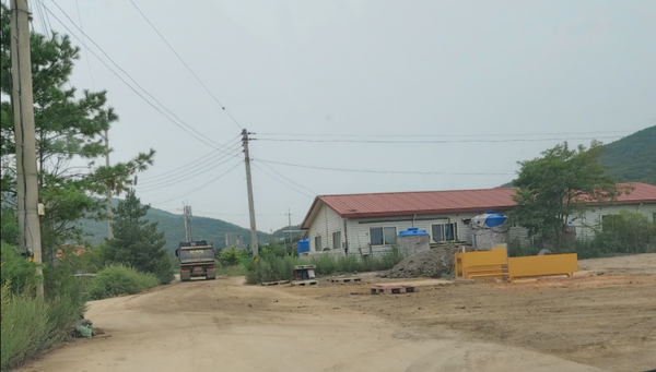 ▲ 사진 = 성토현장덤프트럭이 세륜시설을 거치지않고 그냥가는 차량 1