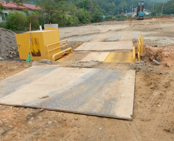 ▲사진 = 세륜시설은 해놓았으나 세차를 안해 물기가 없다