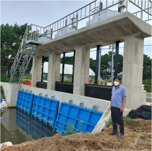 ▲사진 = 농경지 피해 주민이 허탈한 모습으로 변경된 수문을 바라보며 관계당국을 원망하고있다