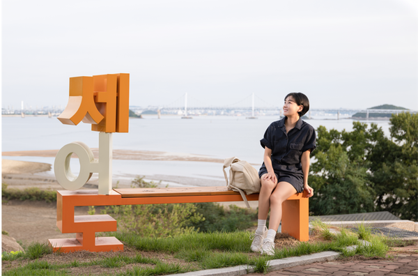 ▲사진 =  배우 박진희씨가 세어나무 쉼터에 앉아 사진촬영