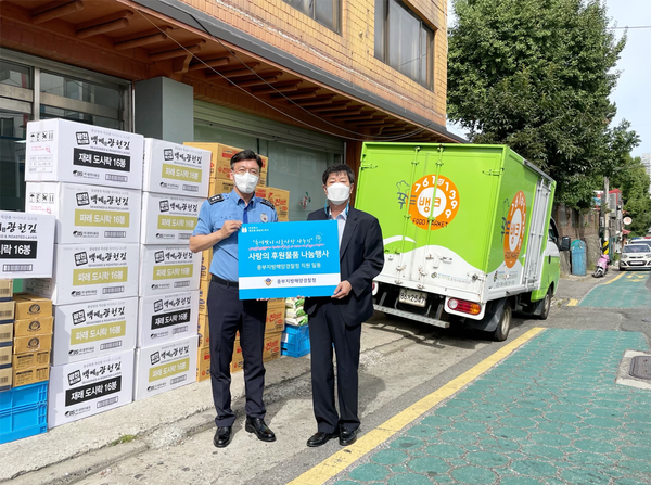 ▲ 사진 = 왼쪽으로 김병로 해양경찰청장, 오르쪽  박종실 미가엘종합사회복지관장