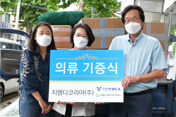 ▲ 사진 = 한혜선 부평구 다문화가족지원센터장과 기념촬영