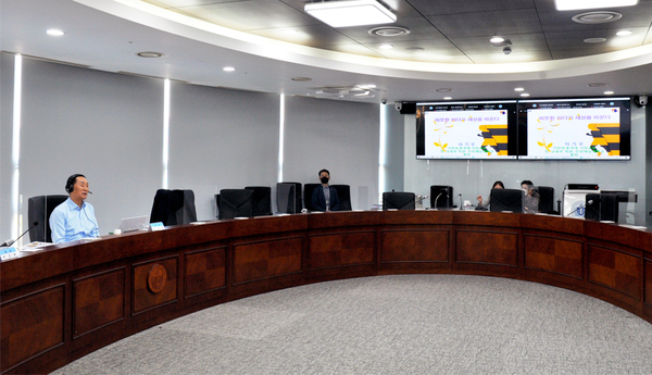 ▲ 사진 = 이기우 전  교육부차관이 따뜻한 리더가 세상을 바꾼다 라는 주제로  특별 강의하는 모습