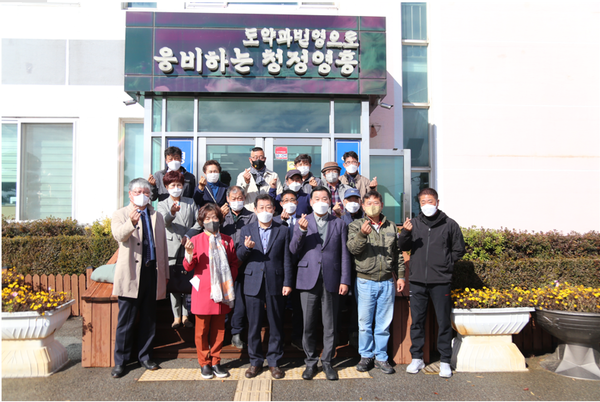 ▲사진 = 옹진군의회 조철수 의장이 주민들과 기념촬영을 하고있다