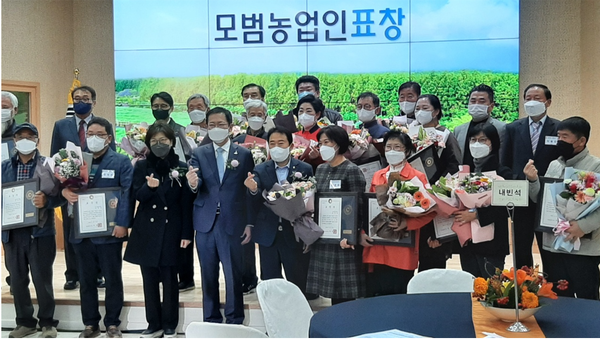 ▲사진 = 왼쪽에서 네번째 박남춘 시장이 모범농업인 표창 수요자들과 기념촬영을 하고 있다