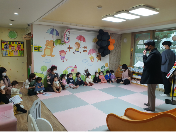 ▲사진 = 어린이들이 소방교육을 받고 있는 모습