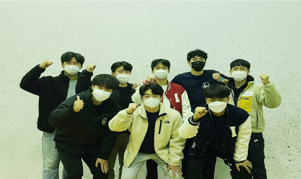 ▲ 사진 = 본 프로그램에 참여한 운동재활 트레이너 (오른쪽부터) 이주학 연구원, 운동건강학부 및 체육학부 학생들 (국립인천대학교 스포츠센터)