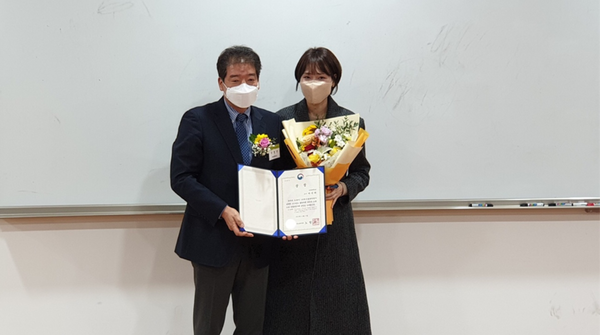 ▲사진 = 이영찬 한국물류학회 회장(좌)/물류학술상(국토교통부장관상) 인천대 마진희 교수