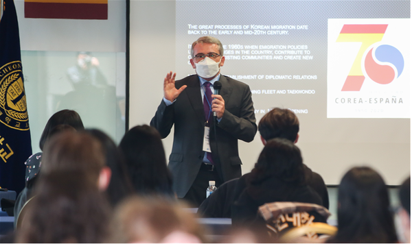 ▲사진 = 말라가대학교 동아시아학부 한국학전공 안토니오 도메네크 교수가 스페인과 한국의 종교와 문화에 대해 강의하고 있다