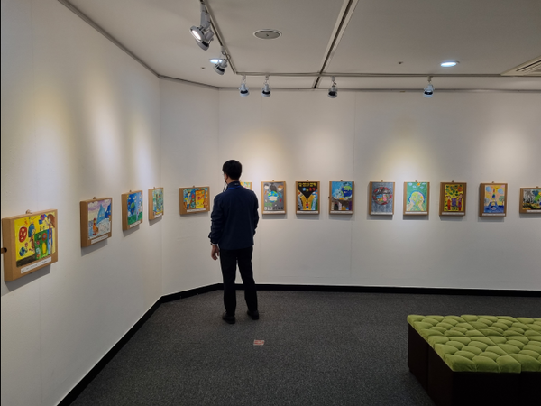 ▲사진 = 인천시교육청평생학습관 갤러리 다솜에 어린이 환경그림이 전시되어 있다.