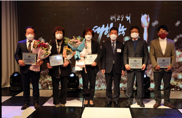 ▲사진 = 왼쪽에서 세번째 김유순 의장 