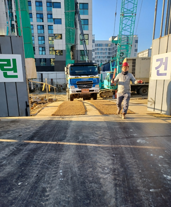 사진 = 세륜시설없어 도로 바닥에 비산먼지가 뚜렷이 확인되고 있다