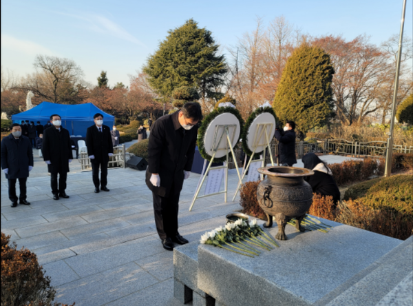 ▲사진 = 이제복 보훈지청이 3일 수봉공원 내 현충탑에서 참배를 올리고 있다.