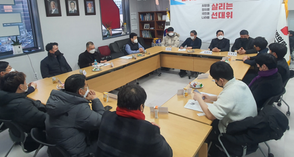 ▲사진 설명 = 김부기 인천시당 청년위원장이 유정복 공동총괄선대위원장 및 13개 당협 청년지회장들과 함께 대선 정국 관련 긴급회의를 하고 있다.