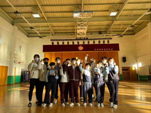 ▲사진= 인천대 체육학부 건강증진센터 청소년들이 화이팅 하는 모습으로 촬영