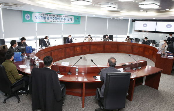 ▲사진 = IPP형 일학습병행 우수기업과 우수학생 들이 함께하였다.