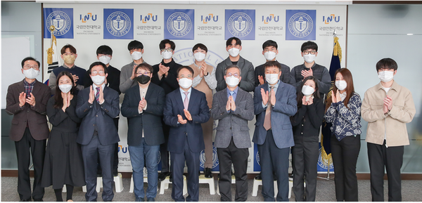 ▲ 사진 = 박수를치며 단체기념촬영