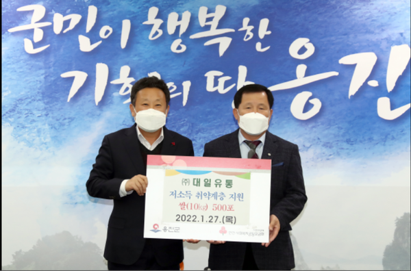 ▲사진 = 왼쪽 장정민 군수 오른쪽 대일유통 박경서 옹진수협 조합장