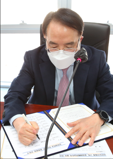    ▲  사진 = 박종태 청장이 안전관리 보건경영에대해  싸인을하고 있다                           