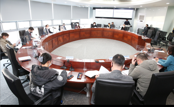 ▲사진 = 대학본부 5층 영상회의실에서 “2022년도 안전보건경영방침 선포식”행사를 개최하는 장면